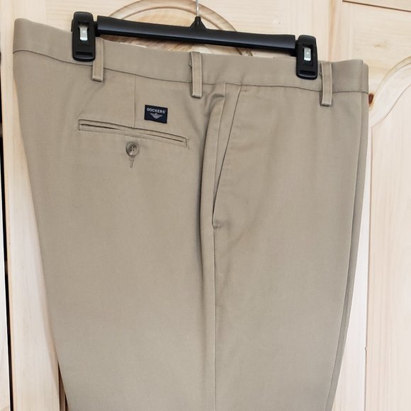 Dockers Flat Front Casual Fit Khaki Pant W40 L29 - Picture 2 of 7